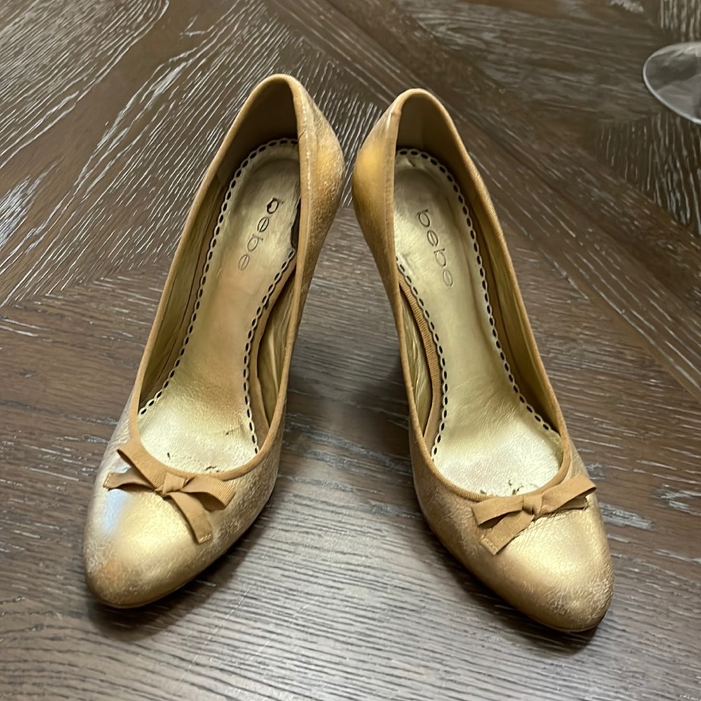 Bebe gold metallic with bow close toe heels Size 8B
